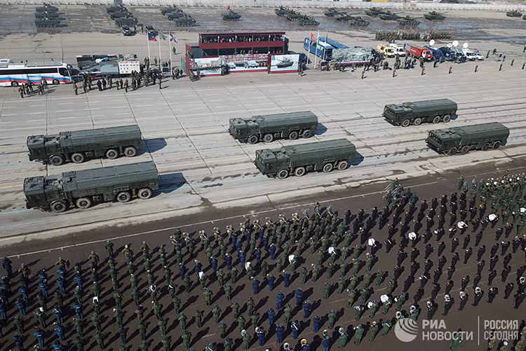 Hãng thông tấn RIA Novosti đưa tin, để chuẩn bị cho cuộc duyệt binh kỷ niệm Ngày Chiến thắng 9/5/1945-9/5/2017 sẽ diễn ra trên Quảng trường Đỏ, Quân đội Nga đã bắt đầu các hoạt động diễn tập hợp luyện tại thao trường Alabino, ngoại ô Moscow ngay từ thời điểm hiện tại. Nguồn ảnh: RIA Novosti.