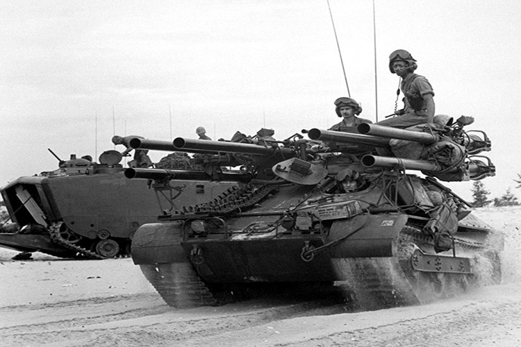 Sự ra đời của các loại tên lửa hay súng chống tăng cá nhân khiến vai trò của những khẩu súng không giật như M40 dần trở nên dư thừa, nó dần mất đi chỗ đứng của mình trong Quân đội Mỹ cho đến khi được “hồi sinh” trở lại với mẫu xe tăng M50 Onto. Nguồn ảnh: Wikipedia.