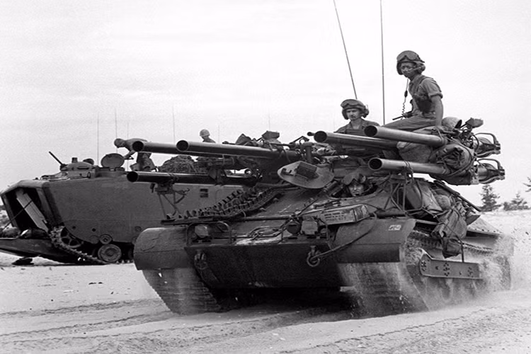 Sự ra đời của các loại tên lửa hay súng chống tăng cá nhân khiến vai trò của những khẩu súng không giật như M40 dần trở nên dư thừa, nó dần mất đi chỗ đứng của mình trong Quân đội Mỹ cho đến khi được “hồi sinh” trở lại với mẫu xe tăng M50 Onto. Nguồn ảnh: Wikipedia.