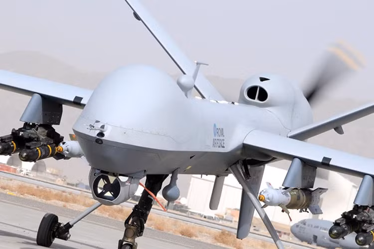 Một chiếc Reaper MQ-9 chuẩn bị cất cánh ở Afghanistan. Ảnh chụp năm 2011.