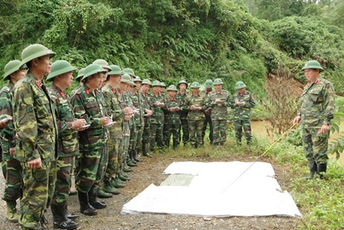 Với mục tiêu đưa người học vào sát thực tế chiến đấu, nâng cao năng lực tổ chức chỉ huy, thực hành tác chiến của người sĩ quan chỉ huy tham mưu cấp phân đội, Trường Sĩ quan Lục quân 1 vừa tổ chức thành công đợt diễn tập vòng tổng hợp cho học viên năm thứ 3 của nhà trường. Hình ảnh: Chỉ huy nhà trường phổ biến phương án diễn tập cho cán bộ, đạo diễn.