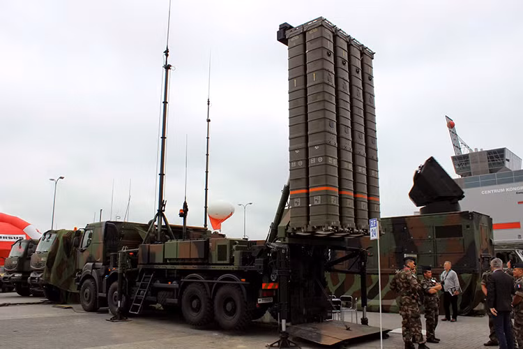 Theo đó, RSAF hiện vẫn đang trong quá trình thử nghiệm Aster 30 SAMP/T ở quy mô hạn chế cũng như kiểm tra khả năng tương thích của hệ thống này với hệ thống phòng không hiện có. Nếu như vậy quá trình này chắc chắn sẽ không mất quá nhiều thời gian, và Singapore có thể đưa trực chiến các hệ thống Aster 30 SAMP/T đầu tiên trong năm nay. Nguồn ảnh: military1623.