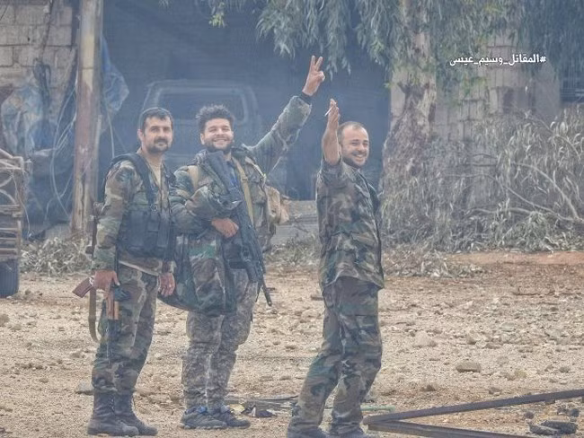 Giải phóng được 3 khu phố lớn trong quận Al- Qadam, quân đội Syria và quân tình nguyện Palestine tiến về phía quận Hajar Aswad và các khu phố xung quanh. Phát huy kết quả đạt được, các lực lượng vũ trang Syria triển khai phòng ngự các khu phố giải phóng được, đống thời tăng cường sức ép lên chiến tuyến của quận Hajar Aswad. Ảnh: Masdar News.