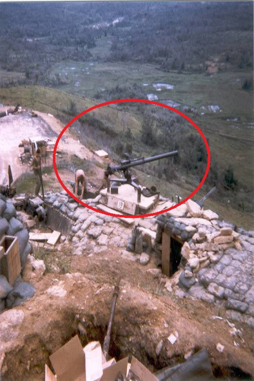 Do có trọng lượng lên tới gần 210kg bao gồm cả giá đỡ và dài hơn 3 mét, M40 trong giai đoạn đầu hoạt động ở Việt Nam chỉ được trang bị cho các căn cứ quân sự hay các cao điểm phòng thủ của Quân đội Mỹ trên khắp miền nam. Nguồn ảnh: Pinterest.