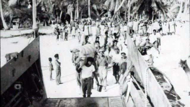 Cộng đồng dân cư trên đảo san hô Bikini khăn gói rời đảo theo lệnh của quân đội Mỹ - Ảnh: AFP