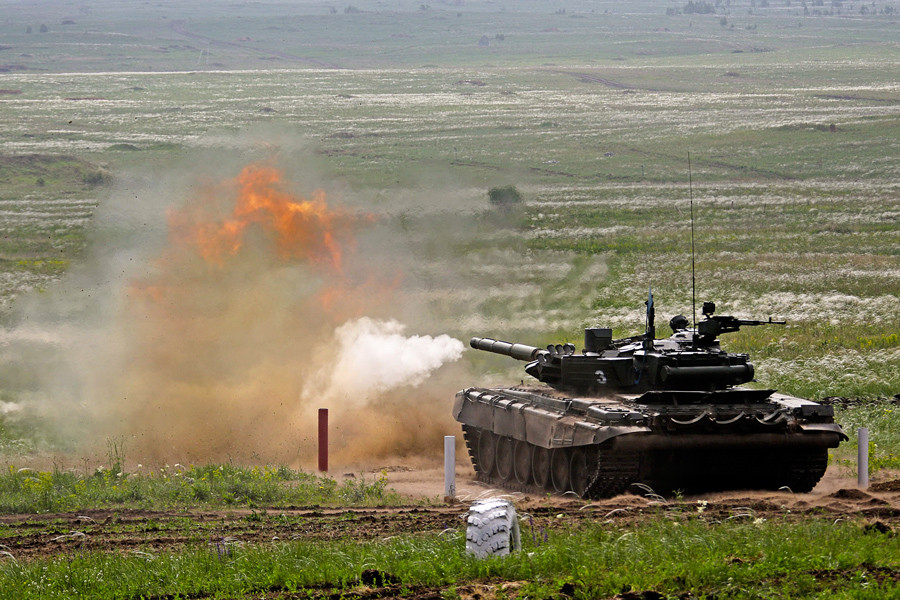 Pháo chính 125mm của T-72B3 có tầm bắn lên đến 3.000 m với đạn thông thường và 5.000 m với đạn tên lửa chống tăng dẫn đường, các vũ khí phụ của xe tăng cũng có tầm bắn hiệu quả lên đến 2.000 mét. Nguồn ảnh: Army Games.