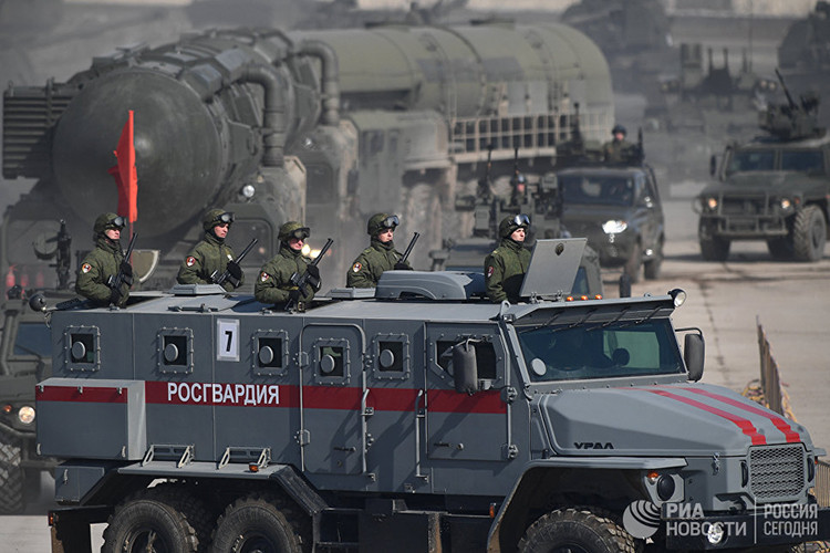 Xe bọc thép Ural-432009 Ural-VV trong buổi luyện tập tại thao trường Alabino hôm 6/4, ngay sau nó là dàn tên lửa đạn đạo chiến thuật ICBM của Nga. Nguồn ảnh: RIA Novosti.