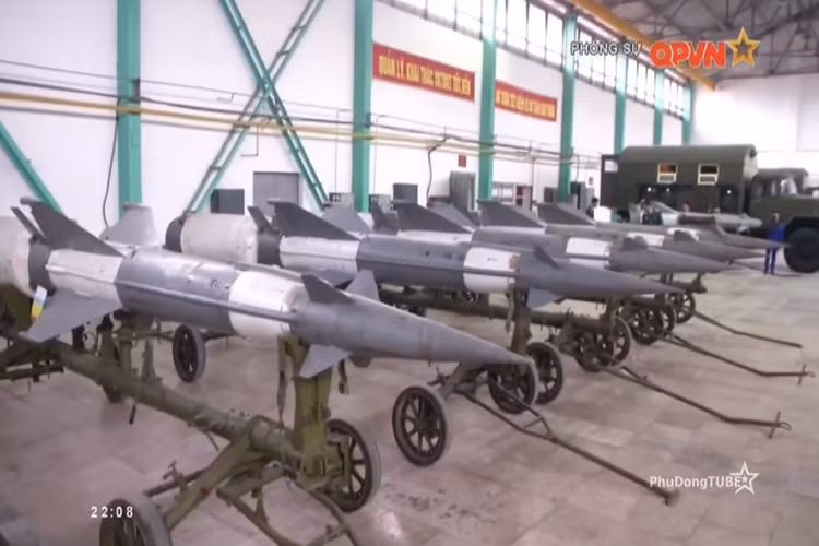 Hiện tại các tổ hợp tên lửa S-125 của Quân chủng PK-KQ đều được nâng cấp lên các biến thể S-125M và S-125-2TM. Trong đó S-125-2TM được thiết kế để chống lại các cuộc tập kích đường không bằng vũ khí công nghệ cao trong môi trường gây nhiễu điện tử mạnh. Nguồn ảnh: QPVN.