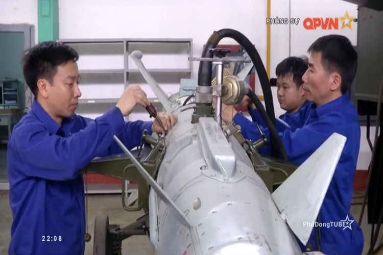Hình ảnh đội ngũ công nhân viên của Nhà máy A31 trong dây chuyền sửa chữa, bảo quản đạn tên lửa 5V27 dành cho các tổ hợp phòng không tầm trung S-125M và S-125-2TM. Nguồn ảnh: QPVN.