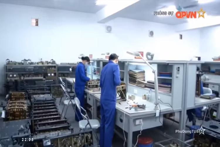 Còn đây là phân xưởng 1 của Nhà máy A31, nhiệm vụ chính của phân xưởng này là sửa chữa vừa các bộ khí tài của S-75, S-125M và S-125-2TM cùng các thiết bị đi kèm phục vụ nhiệm vụ huấn luyện và sẵn sàng chiến đấu. Nguồn ảnh: QPVN.