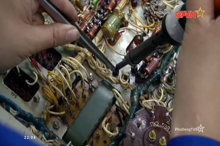 Tuy vậy, hầu hết các khối khí tài dành cho các tổ hợp tên lửa phòng không tầm trung mà Nhà máy A31 đang đảm nhận sửa chữa đều được nhà máy “hồi sinh” đảm bảo các yêu cầu kỹ thuật của Quân chủng PK-KQ đưa ra. Nguồn ảnh: QPVN.