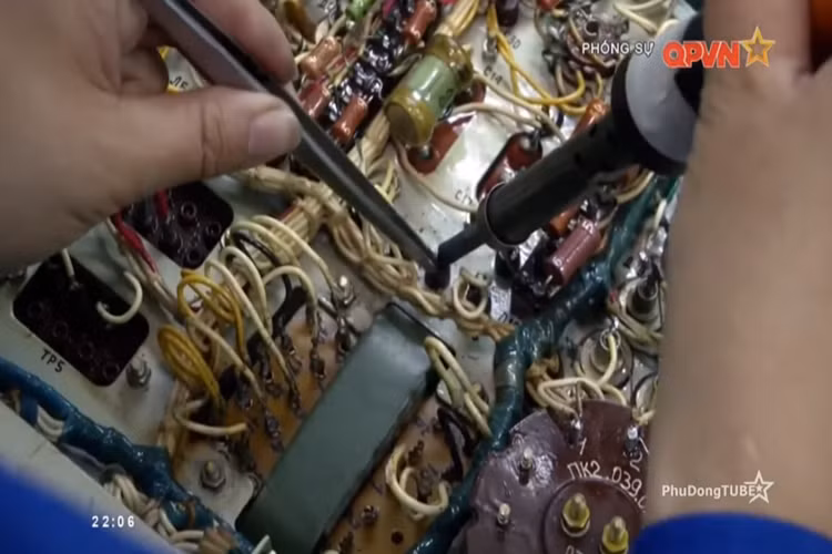 Tuy vậy, hầu hết các khối khí tài dành cho các tổ hợp tên lửa phòng không tầm trung mà Nhà máy A31 đang đảm nhận sửa chữa đều được nhà máy “hồi sinh” đảm bảo các yêu cầu kỹ thuật của Quân chủng PK-KQ đưa ra. Nguồn ảnh: QPVN.