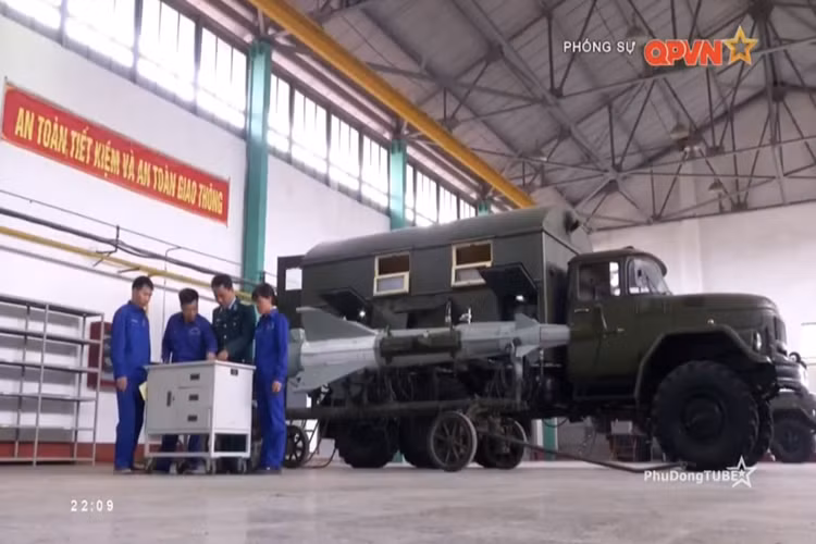 Những hệ thống S-125 đầu tiên chuyển giao cho Việt Nam trong năm 1972 trong bối cảnh Không quân Mỹ dùng B-52 đánh phá dữ dội các thành phố lớn ở miền Bắc. Ngày nay, S-125 vẫn tiếp tục là một trong những hệ thống phòng không chủ lực của Việt Nam. Nguồn ảnh: QPVN.