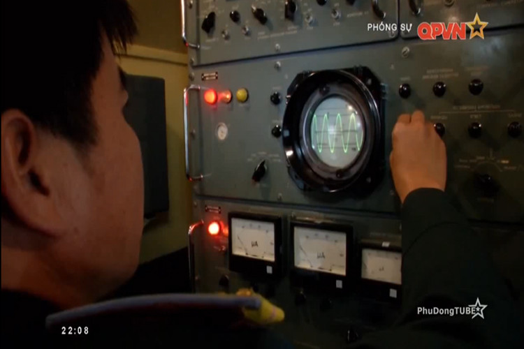 Cán bộ kỹ thuật Nhà máy A31 hiệu chỉnh khí tài thuộc cụm radar của một tổ hợp phòng không. Nguồn ảnh: QPVN.