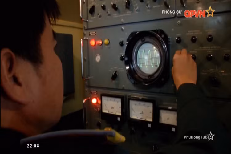 Cán bộ kỹ thuật Nhà máy A31 hiệu chỉnh khí tài thuộc cụm radar của một tổ hợp phòng không. Nguồn ảnh: QPVN.