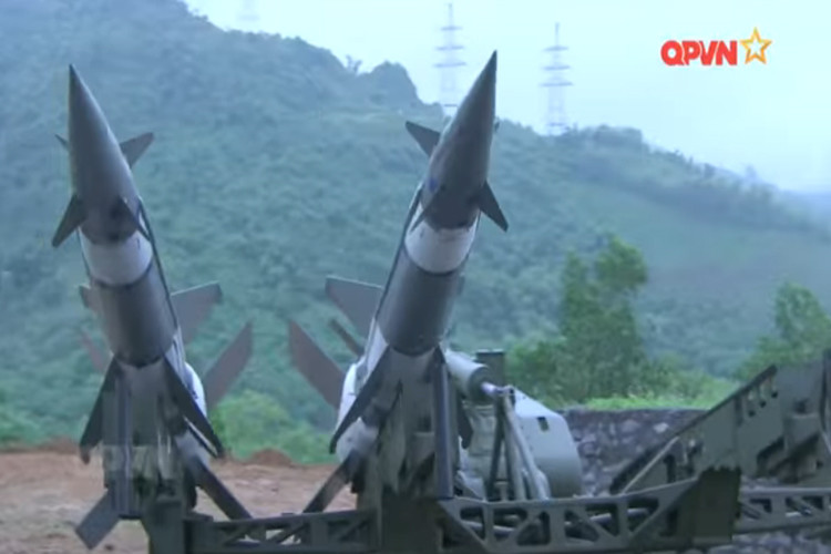 Bên cạnh đó, Nhà máy A31 cũng có sự đóng góp quan trọng cho Dự án cải tiến tổ hợp Tên lửa Phòng không (cải tiến tên lửa phòng không tầm trung S-125 Pechora) được Bộ Quốc phòng và Quân chủng PK-KQ giao nhiệm vụ. Nguồn ảnh: QPVN.