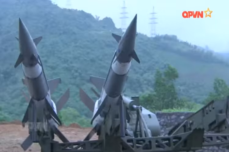 Bên cạnh đó, Nhà máy A31 cũng có sự đóng góp quan trọng cho Dự án cải tiến tổ hợp Tên lửa Phòng không (cải tiến tên lửa phòng không tầm trung S-125 Pechora) được Bộ Quốc phòng và Quân chủng PK-KQ giao nhiệm vụ. Nguồn ảnh: QPVN.