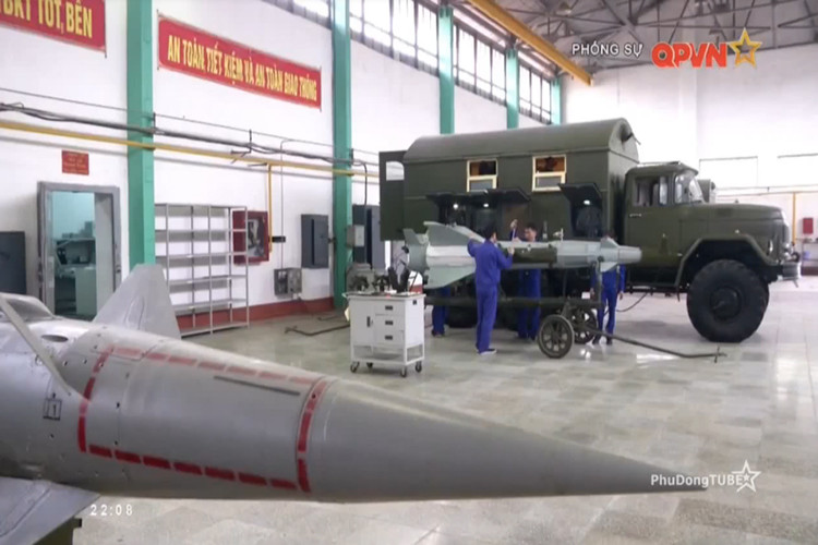 Tổ hợp tên lửa phòng không tầm trung S-125 Pechora (NATO định danh là SA-3) do Liên Xô thiết kế và đưa vào sử dụng vào đầu những năm 1960. Nó được đánh giá là rất hiệu quả trong chống mục tiêu tầm ngắn, bay thấp, đối phó tốt mục tiêu có tính cơ động cao. Đặc biệt, nó có khả năng kháng nhiễu điện tử mạnh hơn so với hệ thống S-75 Dvina tiền nhiệm. S-125 Pechora có thể bắn hạ mục tiêu ở cự ly tối đa 35km, độ cao 18km. Nguồn ảnh: QPVN.