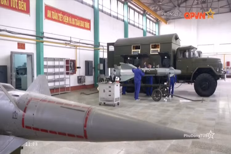Tổ hợp tên lửa phòng không tầm trung S-125 Pechora (NATO định danh là SA-3) do Liên Xô thiết kế và đưa vào sử dụng vào đầu những năm 1960. Nó được đánh giá là rất hiệu quả trong chống mục tiêu tầm ngắn, bay thấp, đối phó tốt mục tiêu có tính cơ động cao. Đặc biệt, nó có khả năng kháng nhiễu điện tử mạnh hơn so với hệ thống S-75 Dvina tiền nhiệm. S-125 Pechora có thể bắn hạ mục tiêu ở cự ly tối đa 35km, độ cao 18km. Nguồn ảnh: QPVN.