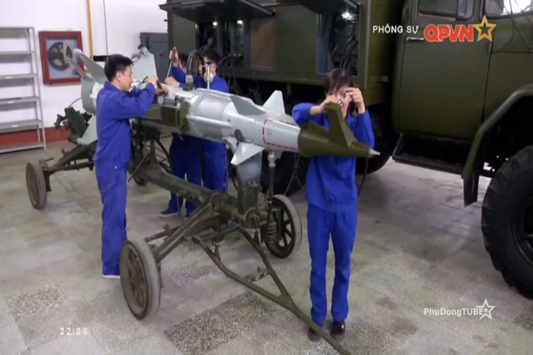 Những năm gần đây Nhà máy A31 được Quân chủng PK-KQ đầu tư xây dựng nhà công nghệ cao và các dây chuyền công nghệ mới, cùng trang thiết bị hiện đại để chẩn đoán sửa chữa, sản xuất các modul và mạch điện tử nhằm chủ động trong công tác bảo đảm kỹ thuật cho các tổ hợp tên lửa thế hệ mới có sử dụng công nghệ cao của quân chủng. Nguồn ảnh: QPVN.