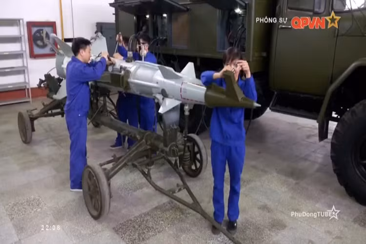 Những năm gần đây Nhà máy A31 được Quân chủng PK-KQ đầu tư xây dựng nhà công nghệ cao và các dây chuyền công nghệ mới, cùng trang thiết bị hiện đại để chẩn đoán sửa chữa, sản xuất các modul và mạch điện tử nhằm chủ động trong công tác bảo đảm kỹ thuật cho các tổ hợp tên lửa thế hệ mới có sử dụng công nghệ cao của quân chủng. Nguồn ảnh: QPVN.