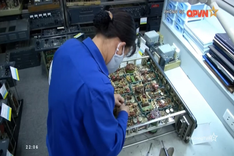 Với các tổ hợp phòng không do Liên Xô chế tạo trước đây mỗi tổ hợp được cấu thành từ hàng trăm cho đến hàng ngàn các bộ phận và linh kiện, nên công tác sửa chữa, nâng cấp và bảo quản các loại khí tài này gặp rất nhiều khó khăn. Nguồn ảnh: QPVN.