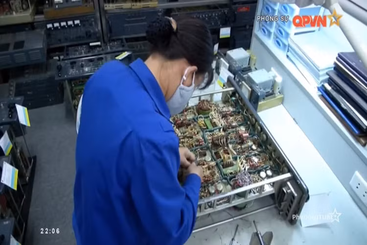 Với các tổ hợp phòng không do Liên Xô chế tạo trước đây mỗi tổ hợp được cấu thành từ hàng trăm cho đến hàng ngàn các bộ phận và linh kiện, nên công tác sửa chữa, nâng cấp và bảo quản các loại khí tài này gặp rất nhiều khó khăn. Nguồn ảnh: QPVN.