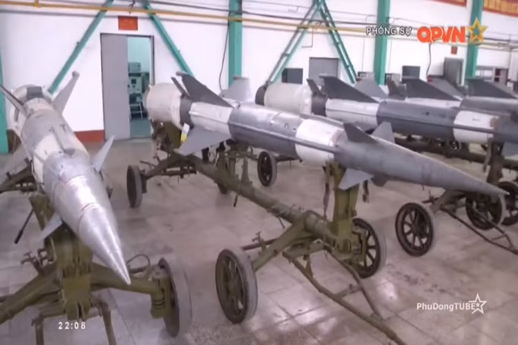 Để xây dựng được đội ngũ thợ lành nghề giàu kinh nghiệm, làm chủ các dây chuyền sửa chữa hiện có và đủ khả năng tiếp cận các công nghệ sửa chữa, cải tiến nâng cấp tên lửa là sự nỗ lực cố gắng phát huy nội lực sẵn có của Nhà máy A31. Nguồn ảnh: QPVN.