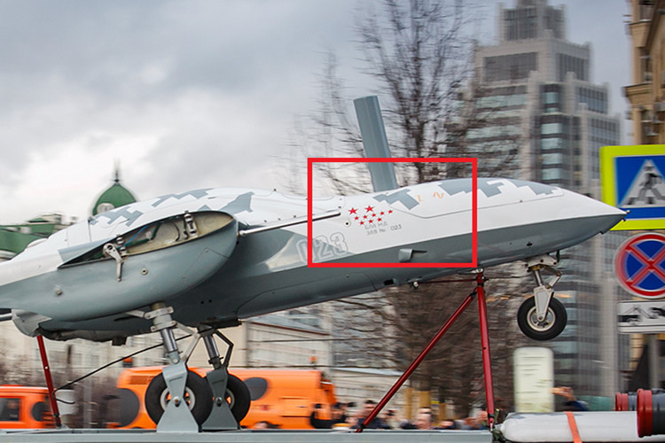 Theo trang tin về Trung Đông South Front, đây chính là ký hiệu về số phi vụ máy bay tấn công không người Nga đã thực hiện khi tham chiến tại Syria (1 sao đỏ tương đương với 10 vụ không kích). Trong ảnh là số sao đỏ xuất hiện trên thân của chiếc Korsar tham gia duyệt binh 9/5. Nguồn ảnh: RT.