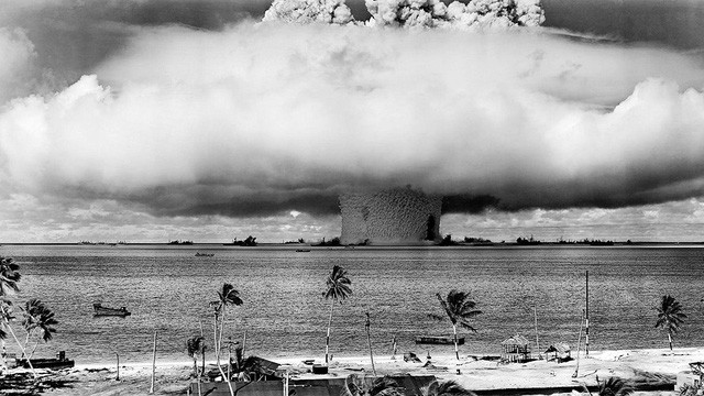 Hình ảnh vụ nổ hạt nhân thử nghiệm mang tên Crossroads vào năm 1946 trong khu vực đảo Bikini - Ảnh: US NAVY