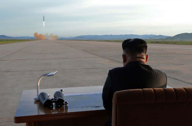 Ông Kim Jong-un quan sát vụ phóng tên lửa Hwasong-12 hồi tháng 9-2017. Ảnh: Reuters