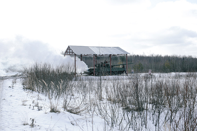 Không giống như nhiều xe tăng khác của Liên Xô và Nga, T-80 được trang bị động cơ tua bin khí tương tự máy bay phản lực, do đó quá trình bảo dưỡng và nâng cấp chúng cũng phức tạp hơn. Nguồn ảnh: Mary Gelman
