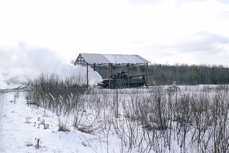 Không giống như nhiều xe tăng khác của Liên Xô và Nga, T-80 được trang bị động cơ tua bin khí tương tự máy bay phản lực, do đó quá trình bảo dưỡng và nâng cấp chúng cũng phức tạp hơn. Nguồn ảnh: Mary Gelman