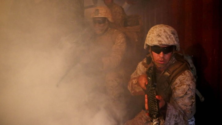 Thủy quân lục chiến Mỹ diễn tập chiến đấu bảo đảm an toàn cho đồng đội bị thương trước sự tấn công của kẻ địch.