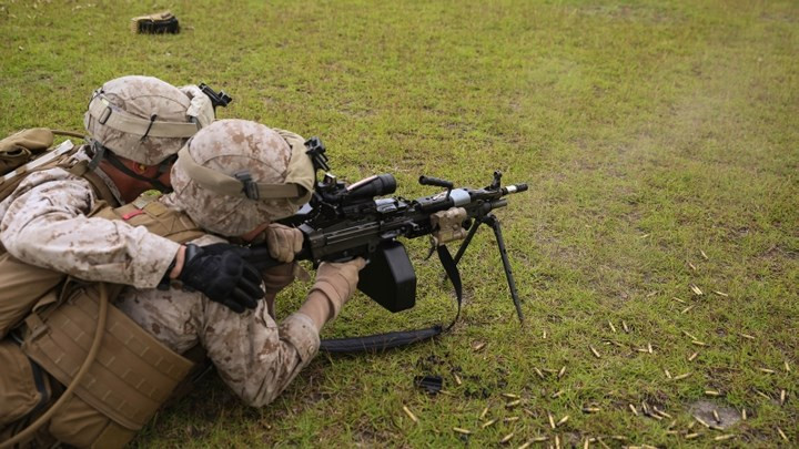 Lính thủy quân lục chiến Mỹ diễn tập bắn súng máy hạng nhẹ M294 tại trại Lejeune, Bắc Carolina.
