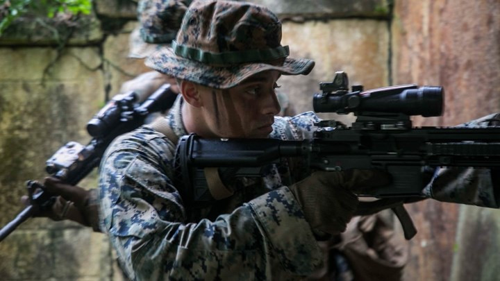 Thủy quân lục chiến Mỹ tham gia bài tập đột kích tấn công mục tiêu tại căn cứ không quân Andersen trên đảo Guam.