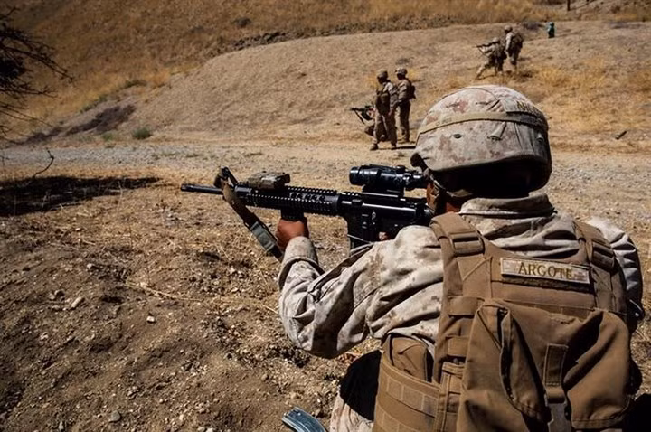 Lính thủy quân lục chiến Mỹ tham gia đảm bảo an ninh cho đồng đội trong cuộc tập trận bắn đạn thật mang tên Pioneer Express tại trại Roberts, California.