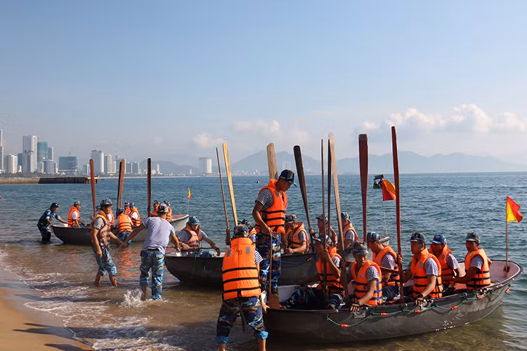 Những chiếc xuồng được đưa xuống nước, sẵn sàng chờ lệnh xuất phát.