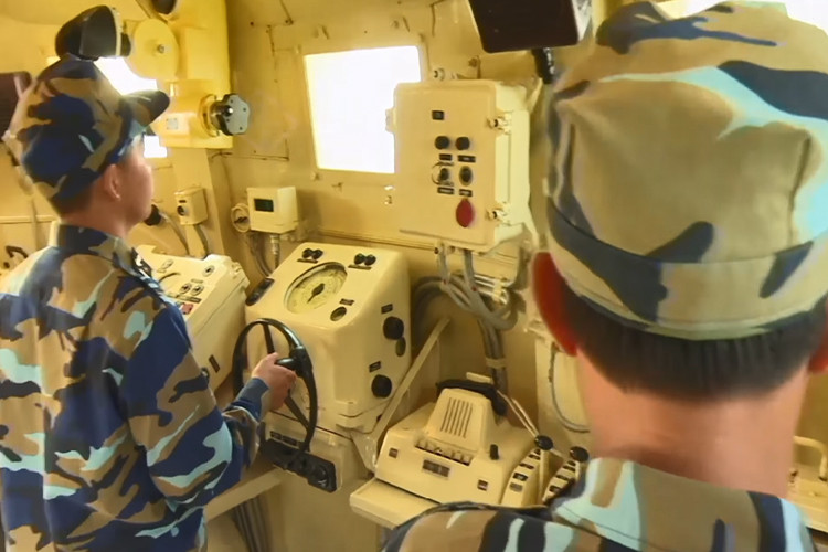 Hình ảnh bên trong khoang lái và cũng là chỉ huy tác chiến trên tàu tên lửa Osa mang số hiệu “361” thuộc Lữ đoàn 172 Hải quân. Nguồn ảnh: Báo Hải quân Việt Nam.