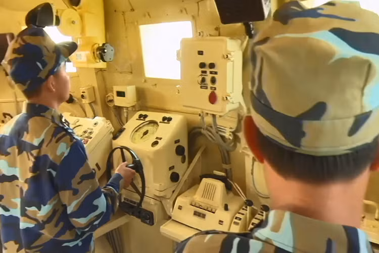 Hình ảnh bên trong khoang lái và cũng là chỉ huy tác chiến trên tàu tên lửa Osa mang số hiệu “361” thuộc Lữ đoàn 172 Hải quân. Nguồn ảnh: Báo Hải quân Việt Nam.