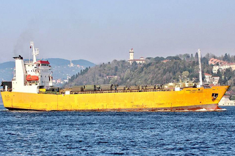 Hình ảnh tàu Alexandr Tkachenko tiến vào eo biển Bosphorus trên boong tàu ta có thể thấy các phương tiện quân sự mà nó mang theo. Nguồn ảnh: Daily Mail.