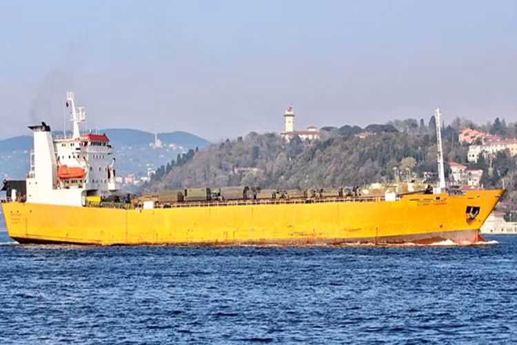 Hình ảnh tàu Alexandr Tkachenko tiến vào eo biển Bosphorus trên boong tàu ta có thể thấy các phương tiện quân sự mà nó mang theo. Nguồn ảnh: Daily Mail.