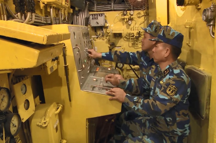 Tàu tên lửa Osa có lượng giãn nước toàn tải 235 tấn, dài 38,6m, rộng 7,64m, mớn nước 1,73m. Với 3 máy diesel công suất 5.000 mã lực, con tàu có thể bơi với tốc độ tối đa đến 42 hải lý/h. Tốc độ đó là rất phù hợp với chiến thuật "đánh nhanh – rút gọn" của lớp tàu tên lửa này. Nguồn ảnh: Báo Hải quân Việt Nam.