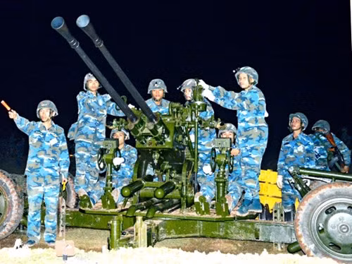 Huấn luyện đêm sẵn sàng chiến đấu trong mọi tình huống.