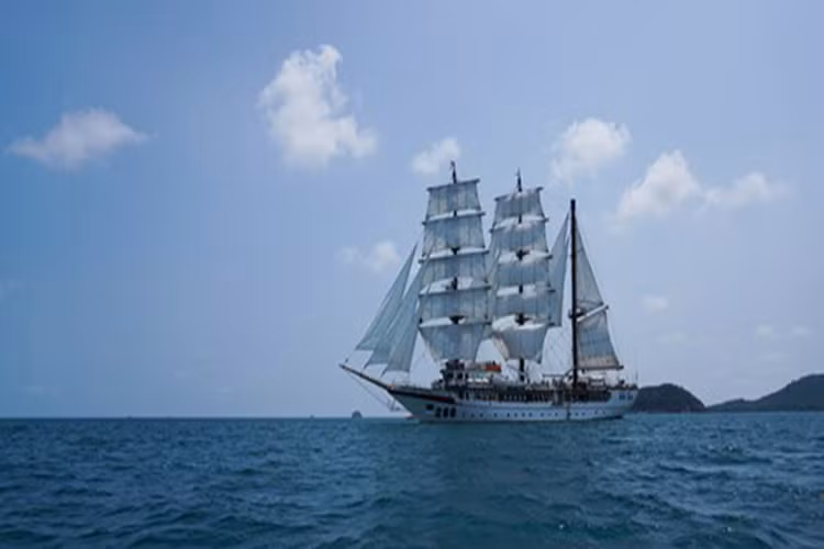 Được sự hướng dẫn, giúp đỡ tận tình của cán bộ, giảng viên, các học viên đã hoàn thành tốt các nội dung huấn luyện đề ra, bảo đảm an toàn tuyệt đối. Đây không chỉ là giảng đường sinh động trên biển, mà còn là cuộc sát hạch toàn diện trước khi các học viên tốt nghiệp ra trường. Toàn cảnh tàu 286 Lê Quý Đôn.