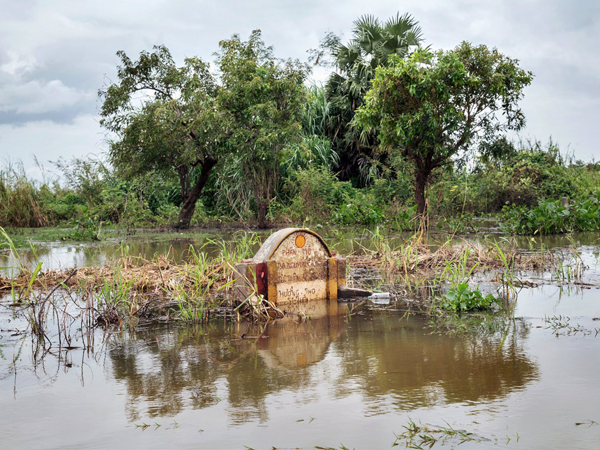 Không giống người Khmer, người Việt không hỏa táng mà chôn cất người thân đã qua đời của họ. Những bia mộ là bằng chứng không thể xóa bỏ về sự hiện diện đã rất lâu của người Việt ở Biển Hồ. Ảnh: New York Times.