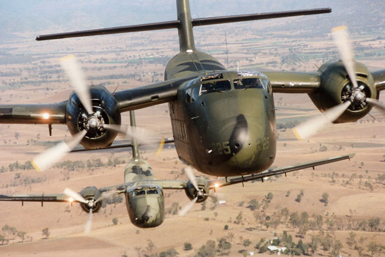 C-7 Caribou được trang bị 2 động cơ Pratt and Whitney R-2000-7M2 có công suất 1.450 mã lực (1.081 kW) mỗi chiếc, cho tốc độ tối đa 348 km/h, vận tốc hành trình 291 km/h, trần bay 7.600 m, tầm bay 2.060 km. Nguồn ảnh: ADF Serials.