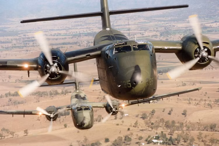 C-7 Caribou được trang bị 2 động cơ Pratt and Whitney R-2000-7M2 có công suất 1.450 mã lực (1.081 kW) mỗi chiếc, cho tốc độ tối đa 348 km/h, vận tốc hành trình 291 km/h, trần bay 7.600 m, tầm bay 2.060 km. Nguồn ảnh: ADF Serials.