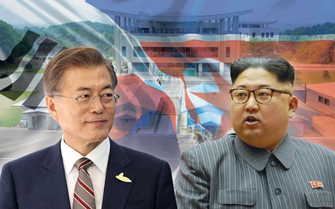 Tổng thống Hàn Quốc Moon Jae-in (trái) và lãnh đạo Triều Tiên Kim Jong-un. Ảnh: AP.