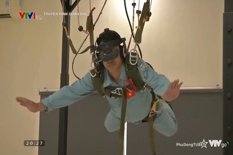 Với hệ thống mô phỏng kỹ năng nhảy dù này học viên vẫn phải thực hiện một số động tác cơ bản trong nhảy dù cũng như quá trình tiếp đất, mặt khác nó cũng cho phép học viên làm quen với một số tình huống trong quá trình nhảy dù trên không. Nguồn ảnh:VTV.